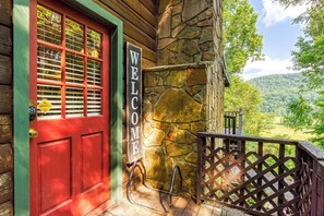 Exterior detail - Romantic Secluded Cabin with Mountain View - pet friendly (Sevierville)