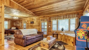 Interior - Romantic Secluded Cabin with Mountain View - pet friendly (Sevierville)