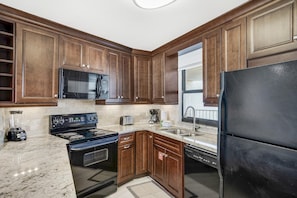 Condo, varias camas (Beachside Two 4260 ) | Cocina privada | Máquina de hielo y comedor