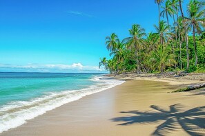 Sulla spiaggia, lettini da mare, teli da spiaggia