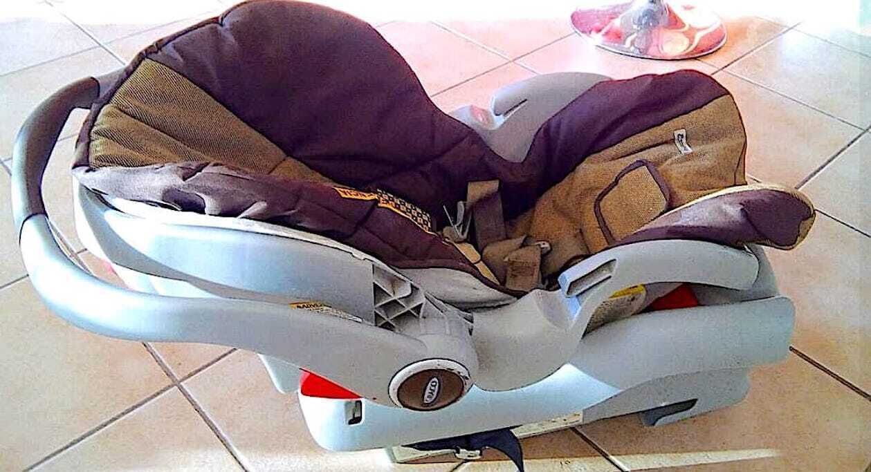 Un asiento para automóvil sujeto a un cochecito.