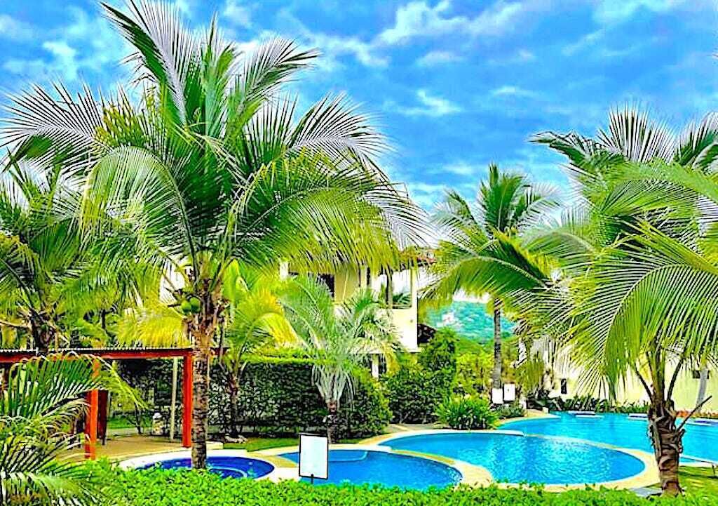 室外游泳池，日光浴躺椅