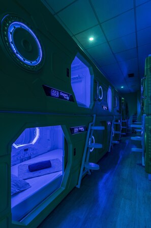 Single capsule in mixed shared room