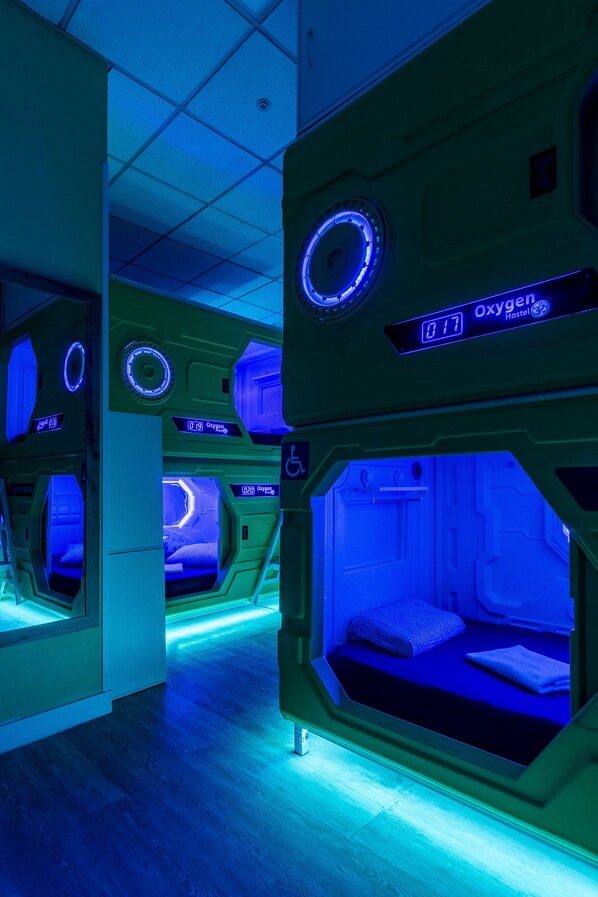 Premium bedding, laptop workspace, soundproofing, WiFi (free) - Oxygen Hostel (Madrid)