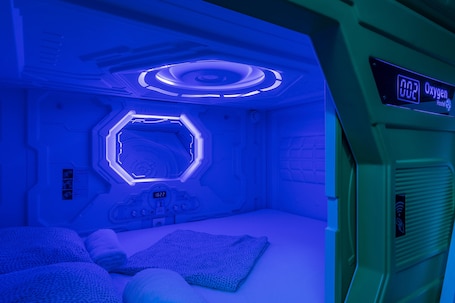 Capsule for 2 persons in shared mixed room | Premium bedding, laptop workspace, soundproofing, free WiFi