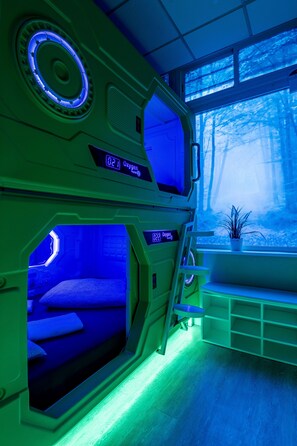 Hochwertige Bettwaren, laptopgeeigneter Arbeitsplatz