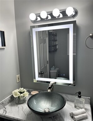 Duschwanne, Haartrockner, Handtücher, Toilettenpapier