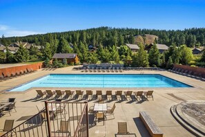Pool - 5 BR 4 BA home w/hot tub, game room, large deck & spectacular mountain views! (Ronald)