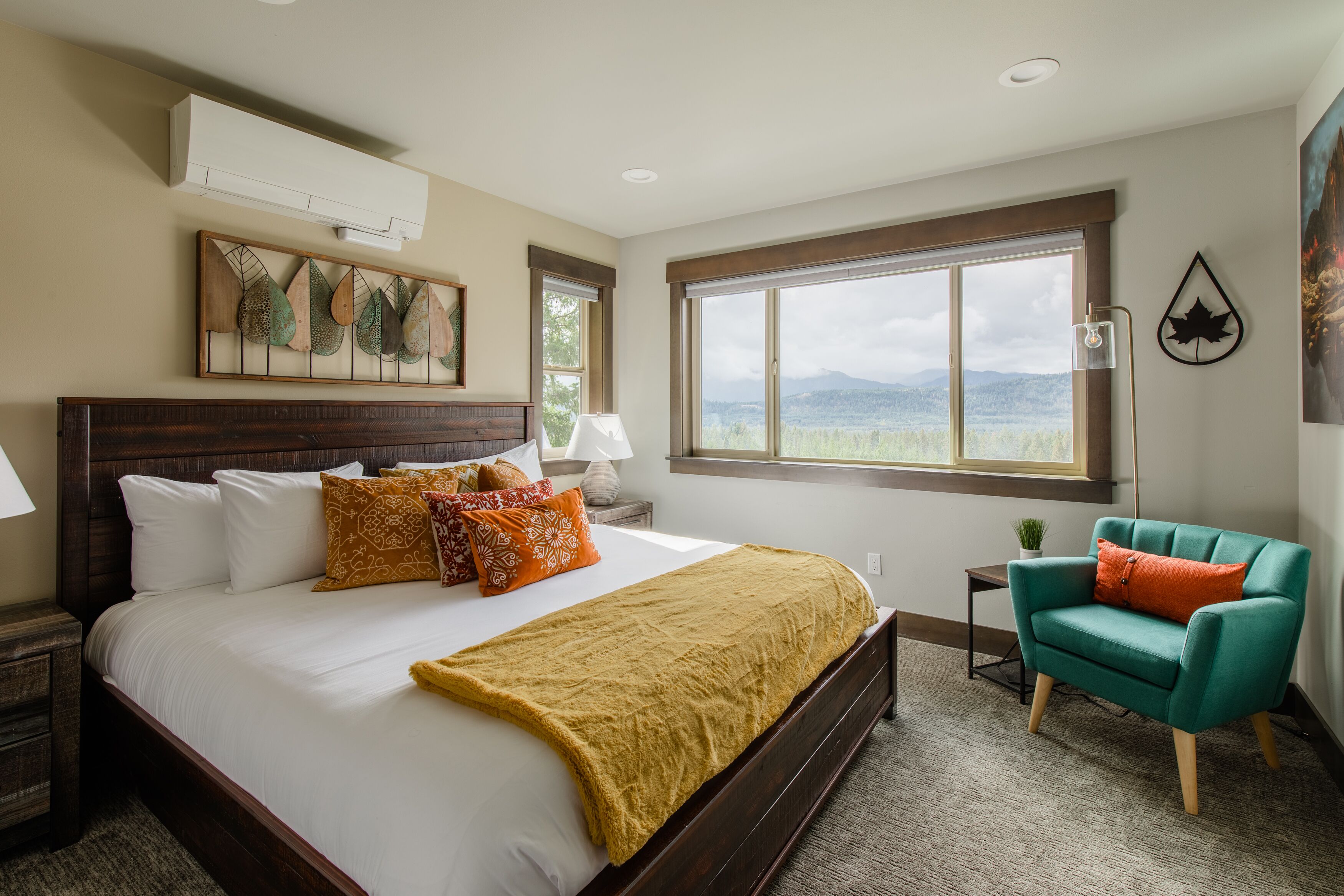 5 habitaciones, escritorio y tabla de planchar con plancha 