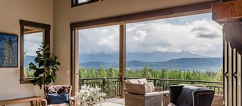 5 BR 4 BA home w/hot tub, game room, large deck & spectacular mountain views!