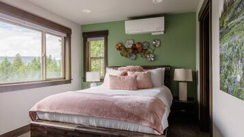 5 bedrooms, desk, iron/ironing board, travel crib