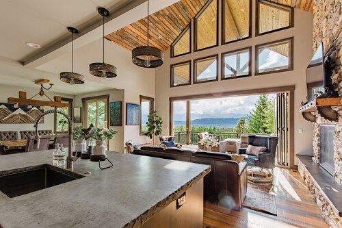 5 BR 4 BA home w/hot tub, game room, large deck & spectacular mountain views!