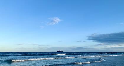 Pet Friendly, 2 Bedroom, Sleeps 4, 250m to Beach, Close to Cafes, Sunshine Coast