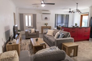 Smart TV, Netflix, ping pong, streaming services - Pet Friendly, 2 Bedroom, Sleeps 4, 250m to Beach, Close to Cafes, Sunshine Coast (Marcoola)