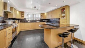House, Multiple Beds | Private kitchen - Pochester Place l 5-bed House in London (London)