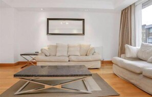 House, Multiple Beds | Living room - Pochester Place l 5-bed House in London (London)