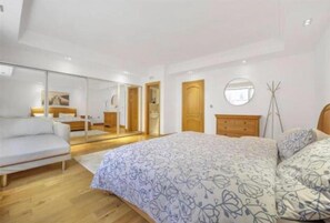 Ferienhaus, Mehrere Betten | 5 Schlafzimmer, Bügeleisen/Bügelbrett, kostenloses WLAN, Bettwäsche