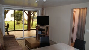 TV, DVD player - Apartment close to shops and activities (Royan)