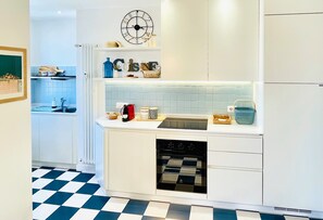 Frigorifero, microonde, forno, piano cottura