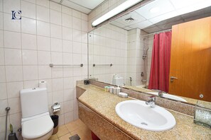 Standaard studio | Badkamer | Gratis toiletartikelen, een haardroger, handdoeken, zeep