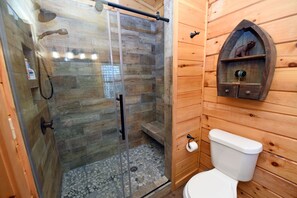Badewanne, Haartrockner, Handtücher, Seife