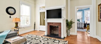 The Palm House *Walk Downtown