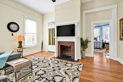 The Palm House *Walk Downtown