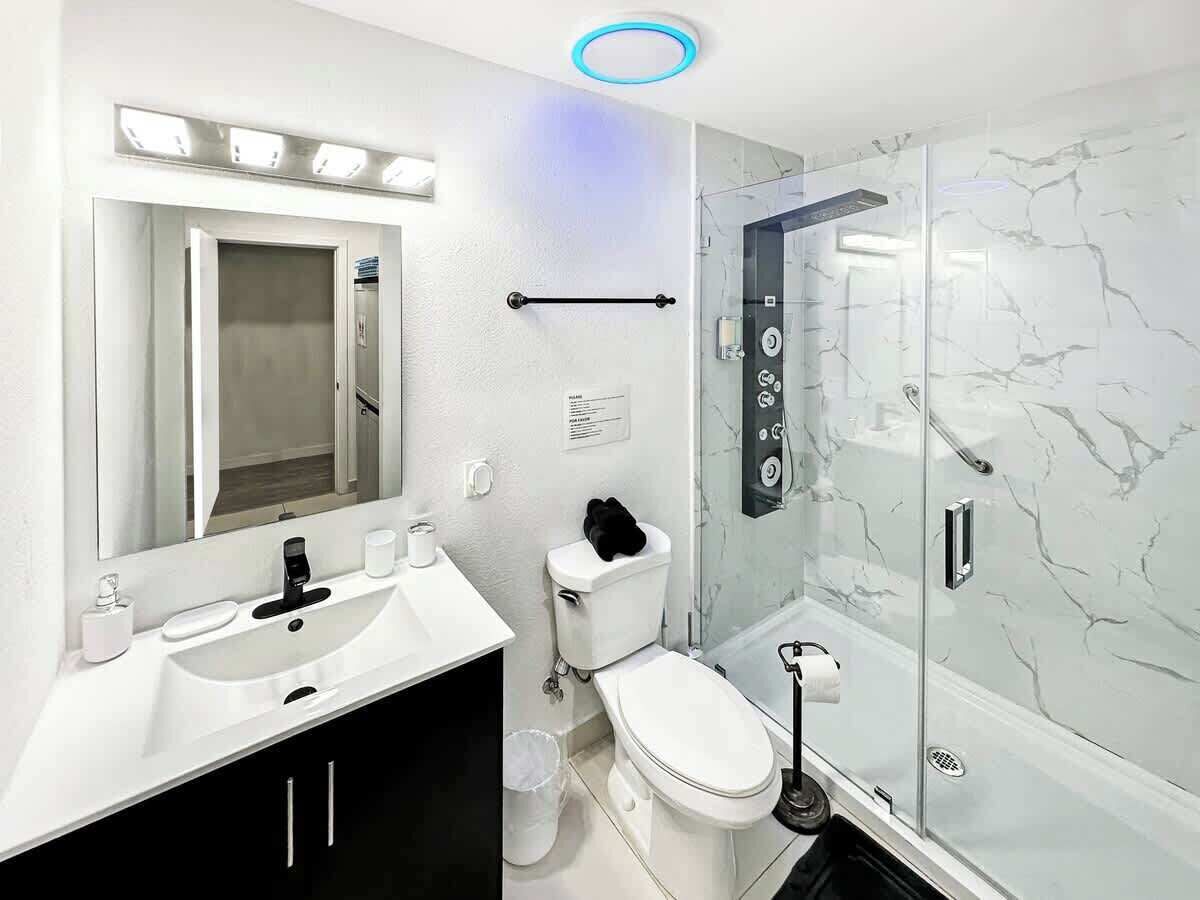 Doccia, asciugacapelli, asciugamani, shampoo