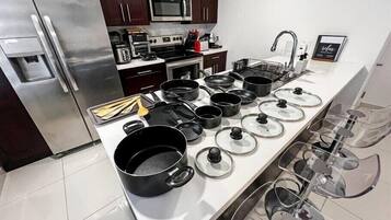 Réfrigérateur, micro-ondes, four, plaque de cuisson