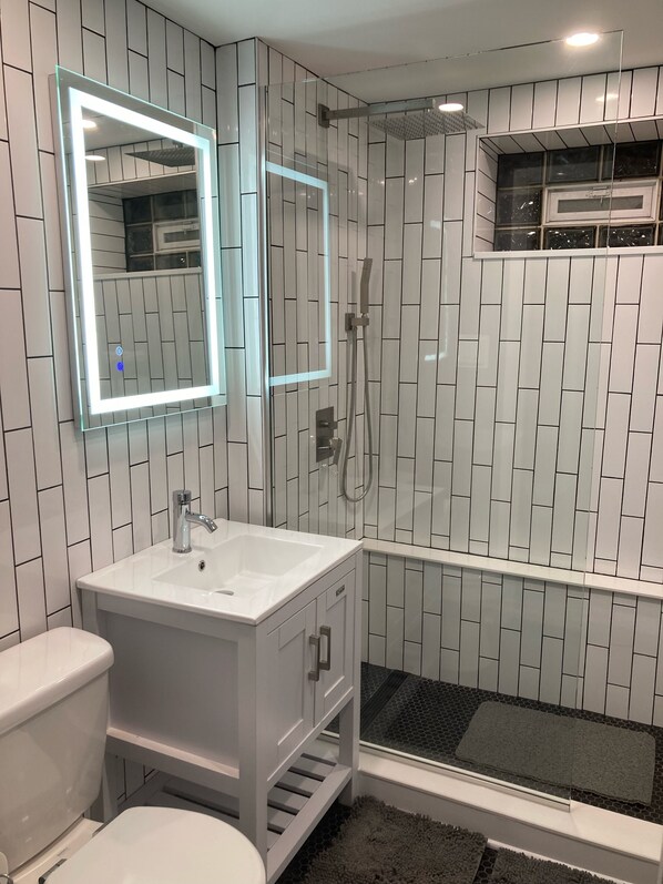 Dusche, Haartrockner, Handtücher, Seife