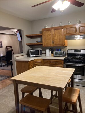 Fridge, microwave, oven, stovetop - Charming 1 Bedroom entire Apartment - 1 Mile from Wrigley (Chicago)