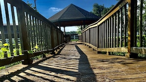 Eine hölzerne Brücke mit überdachtem Gang zu einem Gebäude.