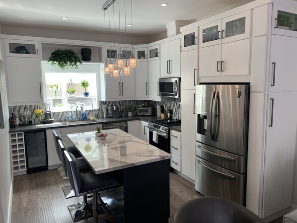 Fridge, microwave, oven, stovetop - Glamorous High end bungalow completely remodeled 1 block to the beach with W/D. (Marina del Rey)