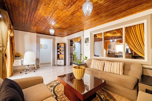 Beautiful Guesthouse 6 beds and 6 baths 8 min drive from the beach!