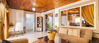 Beautiful Guesthouse 6 beds and 6 baths 8 min drive from the beach!