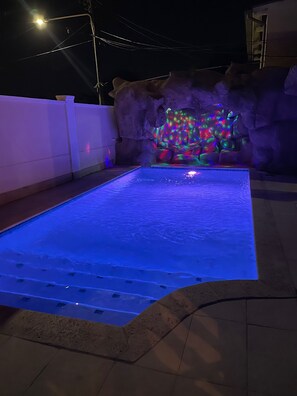 Outdoor pool - Beautiful Guesthouse 6 beds and 6 baths 8 min drive from the beach! (Oranjestad)