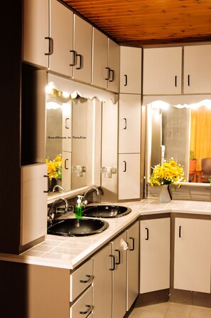 Fridge, microwave, oven, stovetop - Beautiful Guesthouse 6 beds and 6 baths 8 min drive from the beach! (Oranjestad)