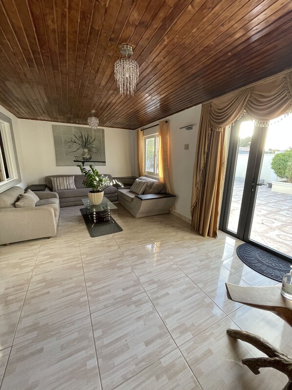 Smart TV - Beautiful Guesthouse 6 beds and 6 baths 8 min drive from the beach! (Oranjestad)