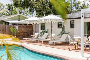 Piscina all'aperto, una piscina riscaldata