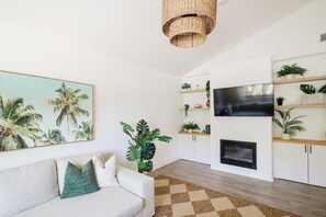 Una Smart TV, una chimenea