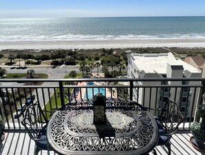 Outdoor dining - Oceanfront Condo w/ Balcony - King Bed - Myrtle Beach - Pool (Myrtle Beach)