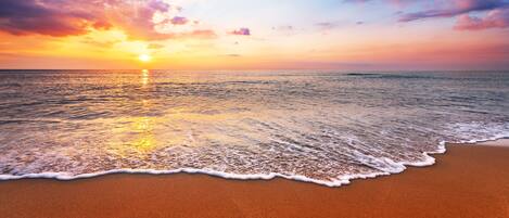 Una playa cerca, sillas reclinables de playa