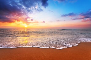 A beach with a sunset over the ocean. - Oceanfront Condo w/ Balcony - King Bed - Myrtle Beach - Pool (Myrtle Beach)