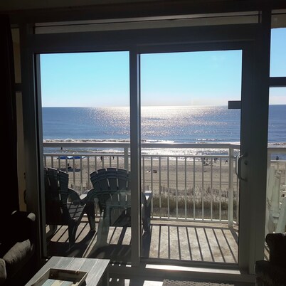 Stunning Oceanfront Condo. , Great resort. kitchen, W/D, 65" Roku tv, fast WIFI.