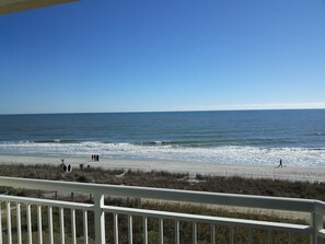 On the beach - Stunning Oceanfront Condo. , Great resort. kitchen, W/D, 65" Roku tv, fast WIFI. (Myrtle Beach)
