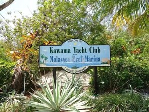 Un panneau indiquant le Kawama Yacht Club et la marina de Molasses Reef, précisant qu’il s’agit d’un complexe privé.