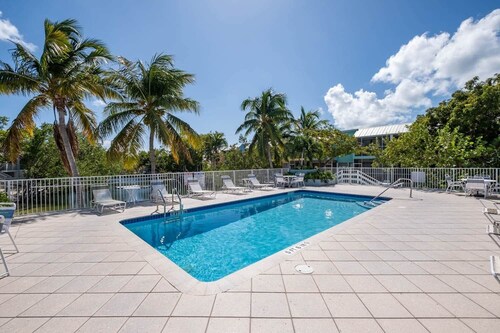 Overlooking Pool Free Golf Cart Free Kayaks Pickleball