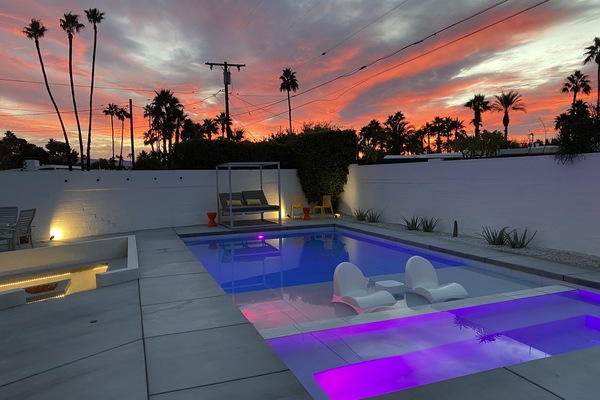 Una piscina al aire libre, una piscina climatizada