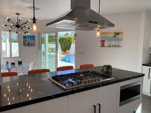 Réfrigérateur, four à micro-ondes, un four, surface de cuisson