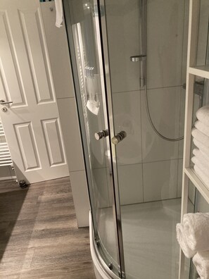 Badewanne, Whirlpool, Haartrockner, Handtücher